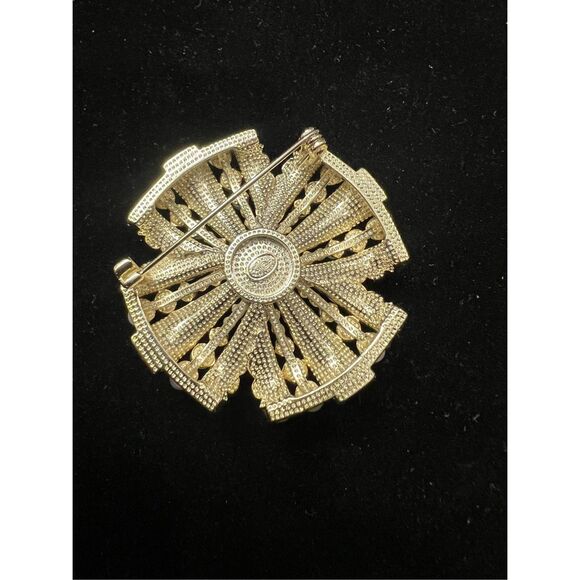CLOSET CLEAR-OUT: PRICE DROP⚡ Gold tone faux pearls round cc brooch pin - Picture 5 of 7